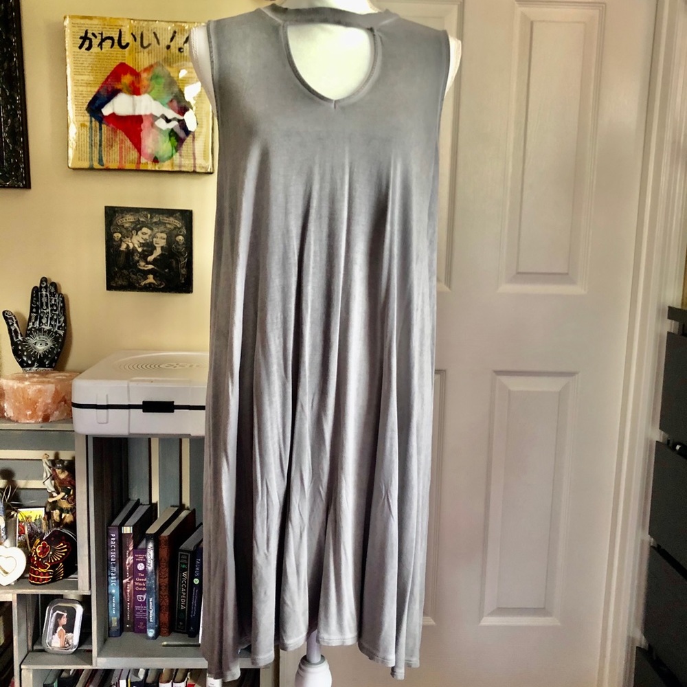 Shift dress with keyhole neck detail